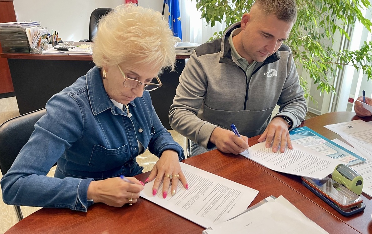 Podpisano umowę na budowę kompleksu sportowego Orlik 2025 w Starych Juchach
